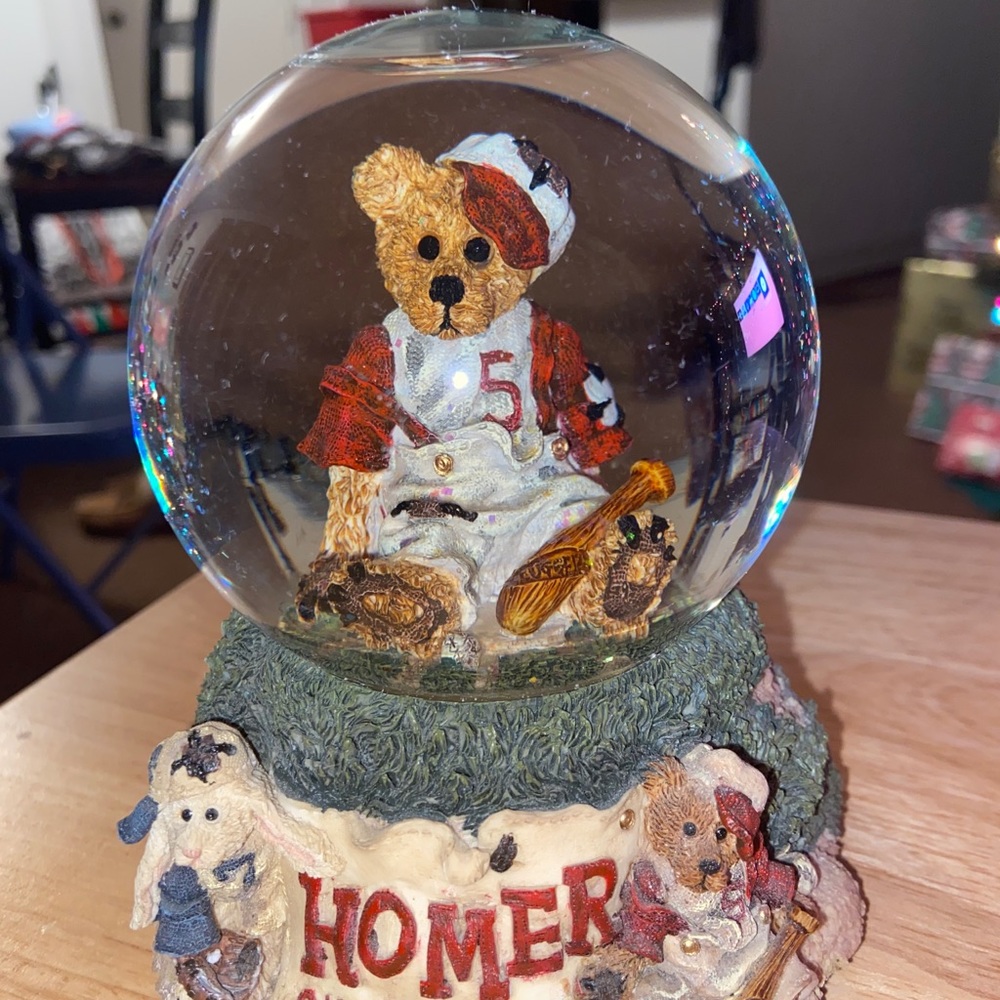 Boyd’s Bears Baseball Snow-globe